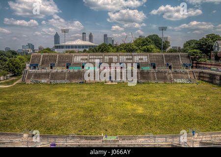 ATLANTA, USA: Unheimliche Bilder ergaben die bröckelnden Reste einer verlassenen amerikanischen Fußball-Stadion, die Feldhockey bei den Olympischen Spielen 1996 gehostet. Atemberaubende Aufnahmen zeigen konkrete Stände mit Blick auf einen überwucherten Fußballplatz gefüllt mit dandy Löwen und anderen Unkräutern zerfallen. Andere Bilder zeigen die Eingeweiden des Stadions, die in den Händen von Vandalen gelitten haben, wie Graffiti jede Wand schmückt. Die spektakuläre Schnappschüsse wurden von lokalen Fotografen Jeff Hagerman (36) im Alonzo Herndon Stadium in Atlanta, USA übernommen. Stockfoto