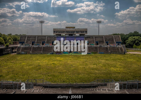 ATLANTA, USA: Unheimliche Bilder ergaben die bröckelnden Reste einer verlassenen amerikanischen Fußball-Stadion, die Feldhockey bei den Olympischen Spielen 1996 gehostet. Atemberaubende Aufnahmen zeigen konkrete Stände mit Blick auf einen überwucherten Fußballplatz gefüllt mit dandy Löwen und anderen Unkräutern zerfallen. Andere Bilder zeigen die Eingeweiden des Stadions, die in den Händen von Vandalen gelitten haben, wie Graffiti jede Wand schmückt. Die spektakuläre Schnappschüsse wurden von lokalen Fotografen Jeff Hagerman (36) im Alonzo Herndon Stadium in Atlanta, USA übernommen. Stockfoto