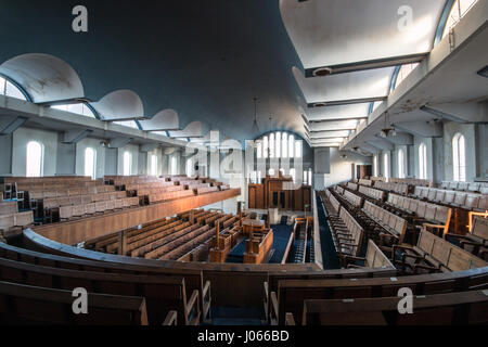 LIVERPOOL, UK: Unglaubliche Bilder entstanden zeigen, dass die Fäulnis einer riesigen Art-Deco-Stil jüdische Synagoge bleibt, wie das jüdische Festival von Hanukkah beginnt. Die atemberaubende Aufnahmen zeigen den großen Gottesdienst Raum mit vielen Zeilen der Holzbänke, die Hunderte von Gläubigen einmal saß, bevor es im Jahr 2008 aufgegeben wurde. Andere Bilder zeigen die rostenden Davidstern auf der Synagoge Tore, beraubt-Out Räume und zurückgebliebene Anbetung Bücher. Die spektakuläre Druckknöpfe in Greenbank Synagoge in Liverpool durch Verkehr Kontrolle operativer und Amateur Fotograf Trevor Bishenden (26) Basingstoke, Hamps stammen aus Stockfoto