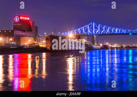 Montreal, Kanada - 9. April 2017: Jacques-Cartier Brücke testet sein neues Beleuchtungssystem erstellt von Moment Factory vor dem offiziellen Start am 17. Mai. Stockfoto