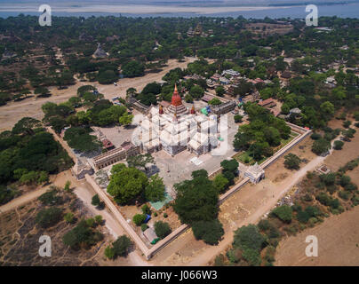 BAGAN, MYANMAR: Ananda Tempel beherbergt vier stehende Buddhas, jeweils mit Blick auf die Himmelsrichtung Osten, Norden, Westen und Süden. Der Tempel wurde bei dem Erdbeben von 1975 beschädigt. Aber es wurde vollständig restauriert und gepflegt durch häufige Malerei und Kalken der Wände. TOLLE Luftaufnahmen Drohne Bilder von drei hundert und zwanzig Fuß hoch in der Luft wurden von einem Amateur-Fotografen eingefangen. Bilder und Videomaterial zeigt die alten Tempel in Birma, jetzt bekannt als Myanmar, von oben. Präsentieren ihre Eleganz und Dominanz über die Landschaft.  Indischer Ingenieur Pradeep Stockfoto