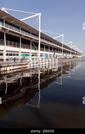 Waterfront Schnittansicht des Excel Exhibition Centre am Royal Victoria Docks, Newham, London Stockfoto