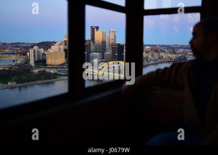 USA Pennsylvania PA Pittsburgh reiten die Duquesne Incline Blick auf die Stadt in der Abenddämmerung Stockfoto