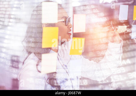 Aktien und Anteile gegen Arbeitnehmerin Notizzettel aus Glas entfernen Stockfoto