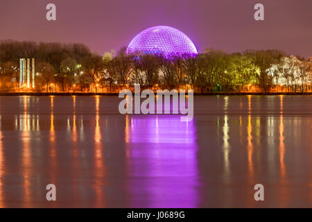 Montreal, Kanada - 9. April 2017: Biosphäre bei Nacht im Parc Jean Drapeau mit St.-Lorenz-Strom im Vordergrund Stockfoto