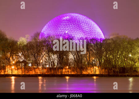 Montreal, Kanada - 9. April 2017: Biosphäre bei Nacht im Parc Jean Drapeau mit St.-Lorenz-Strom im Vordergrund Stockfoto