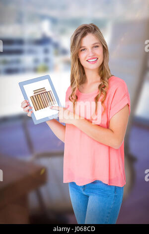 Hipster Frau zeigt TabletPC vor leeren Stuhl im Büro Stockfoto