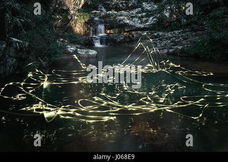 BRASILIANISCHE MITTELLAND, Brasilien: Natur und Wissenschaft haben verschmolzen, wie ein Fotograf Feuerwerk abgefeuert von Bäumen verwendet, um ihnen Licht zu bluten. Die magische Aufnahmen zeigen Bäume und einen See, beleuchtet von den Licht-Trails aus Fireworks in lagen über Brasiliens Mittelland, ein Wildlife-reiche Landschaft für die meisten der östlichen, zentralen und südlichen Teil von Brasilien. Lokalen Fotografen Vitor Schietti manuell winkte Feuerwerk mit Hilfe einer langen Stange, die wirbelnden Muster zu erstellen und bis zu zwölf Fotografien um das Finale zu erreichen, man die Sammlung von Bildern nennt, geschichteten "vergänglich Stockfoto
