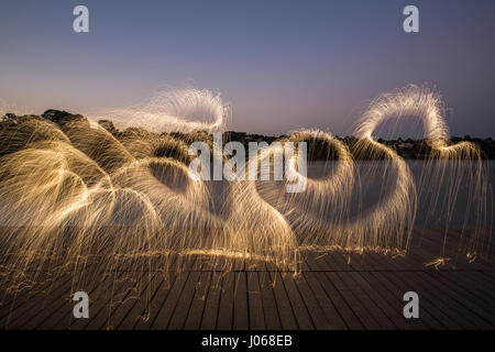 BRASILIANISCHE MITTELLAND, Brasilien: Natur und Wissenschaft haben verschmolzen, wie ein Fotograf Feuerwerk abgefeuert von Bäumen verwendet, um ihnen Licht zu bluten. Die magische Aufnahmen zeigen Bäume und einen See, beleuchtet von den Licht-Trails aus Fireworks in lagen über Brasiliens Mittelland, ein Wildlife-reiche Landschaft für die meisten der östlichen, zentralen und südlichen Teil von Brasilien. Lokalen Fotografen Vitor Schietti manuell winkte Feuerwerk mit Hilfe einer langen Stange, die wirbelnden Muster zu erstellen und bis zu zwölf Fotografien um das Finale zu erreichen, man die Sammlung von Bildern nennt, geschichteten "vergänglich Stockfoto