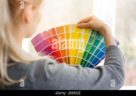 Frau Designer Innenarchitektur Farbe aus Farbfeld-Palette auswählen Stockfoto