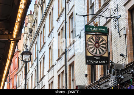 Runder Tisch Pub Sign. St Martins Court, Leicester Square, London Stockfoto