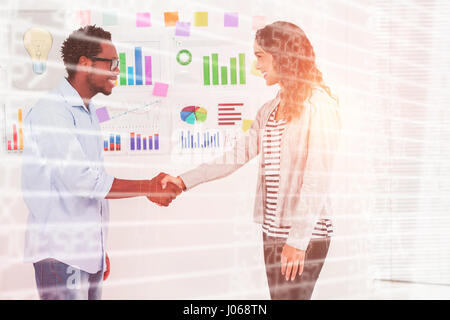 Aktien und Anteile gegen junge Geschäftsleute Händeschütteln im Büro Stockfoto
