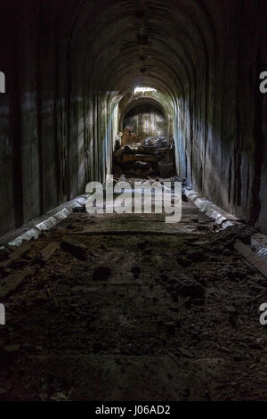 Ein weiterer Notausgang, mit einem riesigen Haufen von alt-Müll. WATFORD, UK: Blick in die verlassenen Weltkrieg zwei Bunker, die einmal unter die temporäre HQ von der London, Midland and Scottish Railway lief. Gespenstische Bilder und video-Show was bleibt von der längst vergessene Air-raidschutz im The Grove mit Schutt verstreut in den engen Tunneln wo Transportpersonal würde von der Luftwaffe Bomber während der Blitz geschützt haben. Andere Aufnahmen zeigen das Eingangstor, fluoreszierende Pfeilen und Zeichen gemalt an den Wänden und riesige Spinnen, die im Tierheim zu ihrer Heimat gemacht haben. Das eindringliche Bild Stockfoto