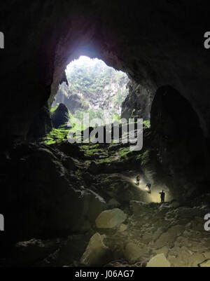 SON DOONG, VIETNAM: Eye-opening Bilder zeigen Touristen Wagen und camping in der weltweit größten Höhle entstanden. Die tolle Bilder zeigen Menschen pitching Zelte Zelten die Nacht innerhalb der zwei-und-ein-halb-Meile lange hängen Son Doong, zentralen Vietnam und sah aus wie Matchstick Zeichen beim Eintritt in die Höhle Mund - wo drin ist 800 Fuß hoch. Andere Bilder zeigen einen Fluss fließt in die Höhle und Touristen Wandern entlang des Flusses. Die beeindruckenden Fotografien wurden von pensionierter Bauingenieur Douglas Knuth (65) aus Woodstock, Illinois, USA am Son Doong, Vietnam aufgenommen. Zu h Stockfoto