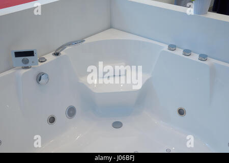 Moderne weiße Acryl Whirlpool-Badewanne mit Digitalsteuerung Stockfoto
