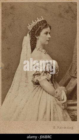 Dieses Porträt aus dem Jahr 1866 mit dem Titel „Rabending Erzsébet királyné“ zeigt Königin Elisabeth von Ungarn. Das Porträt fängt die königliche Präsenz und den würdevollen Charakter der Königin in einem formellen Ambiente ein. Stockfoto