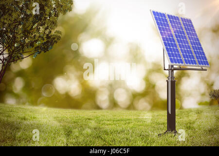 Bild von 3D Solar-Panel gegen Lichter über grüne Wiese Stockfoto