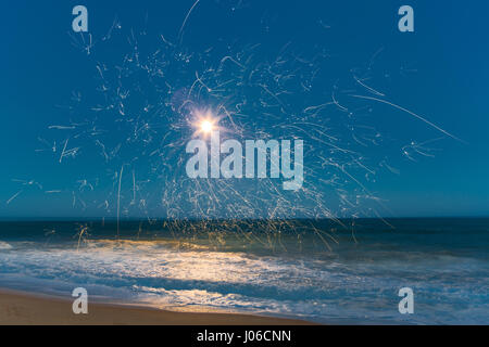 BRASILIANISCHE MITTELLAND, Brasilien: Feuerwerk haben verwendet, um einzigartige Kunstwerke schaffen, die Vergänglichkeit des Lebens darstellt. Die Serie namens "Einheiten" zeigt feurig orange wirbelt und Streifen gegen natürliche Einstellungen überlagert.  Lichtmuster lässt sich über dem Wasser tanzen, Felsen und sand sowie mächtigen alten Bäumen in ein spektakuläres Feuerwerk. Brasilianische Fotograf Vitor Schietti (30) schuf dieses leuchtende Kunstwerk in seinem Heimatland mit der brasilianischen Mittelland als seinen Hintergrund. Stockfoto