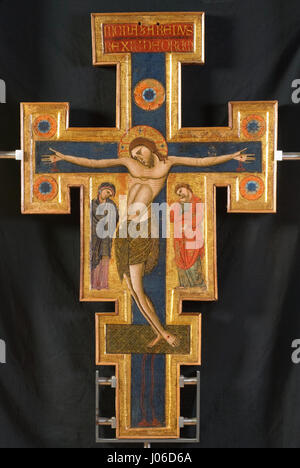 'Croce processionale bifacciale' von Maestro di San Francesco, datiert von 1270-1280, ist ein doppelseitiges Prozessionskreuz, das in Tempera auf der Platte gemalt ist. Es ist ein Beispiel für die frühe italienische Gotik mit religiösen Bildern, die typisch für diese Zeit sind und in der Galleria Nazionale dell’Umbria in Perugia untergebracht sind. Stockfoto