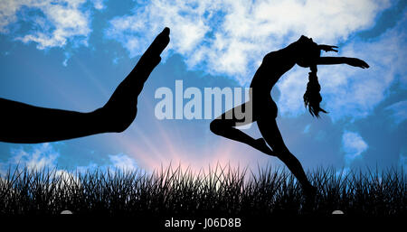 Seitliche Sicht auf eine sportliche junge Frau dehnen gegen Blick auf schönen Himmel und Wolken Stockfoto