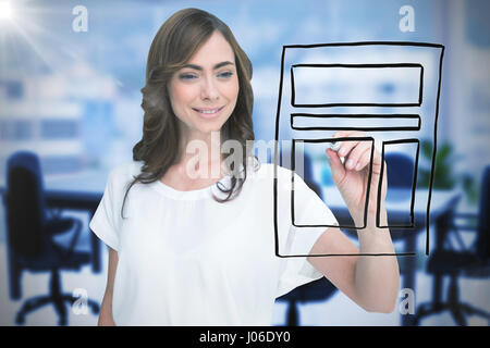 Lächelnd Geschäftsfrau Holding Marker gegen Computer Grafik des leeren Sitzungssaal Stockfoto