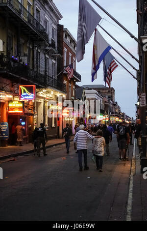 Bourbon Street, New Orleans zu Beginn des Abends Stockfoto