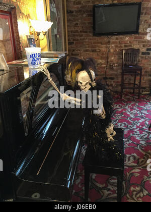 Skelett am Klavier im Mai Baileys, New Orleans Stockfoto