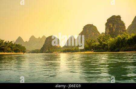 Sonnenuntergang über Li-Fluss in Yangshuo China Stockfoto