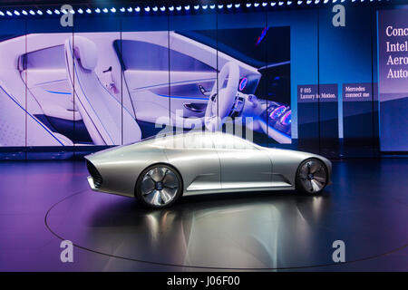 FRANKFURT - 23 SEPTEMBER: Mercedes-Benz Concept IAA gezeigt auf der 66. IAA am 23. September 2015 in Frankfurt am Main, Deutschland. (Intelligente aerodynamische Automob Stockfoto