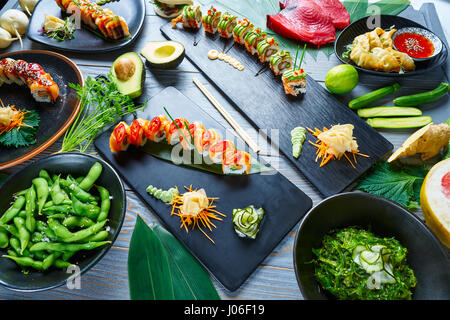 Asiatische Japan Sushi abwechslungsreiche Rezepte mit Algen und Edamame Stockfoto