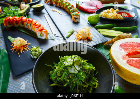 Asiatische Japan Sushi abwechslungsreiche Rezepte mit Algen und Edamame Stockfoto