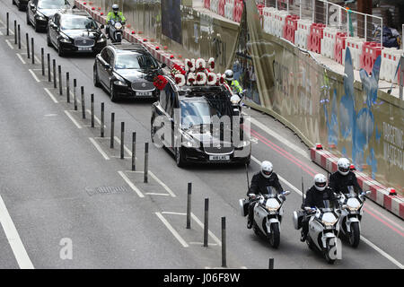 Der Sarg des Pc Keith Palmer macht seinen Weg entlang der York Road Southwark Cathedral in London nach einer Ruhepause über Nacht an der Westminster Chapel St Mary Undercroft. Stockfoto