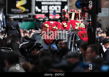 Der Sarg des Pc Keith Palmer macht seinen Weg nach Southwark Cathedral in London nach dem Verlassen der Westminster Chapel St Mary Undercroft. Stockfoto