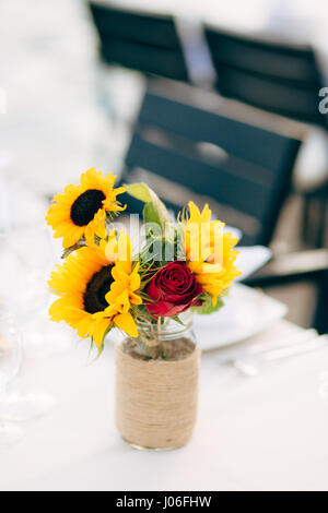 Sonnenblumen in einem Topf auf dem Tisch, in einer Vase. Stockfoto