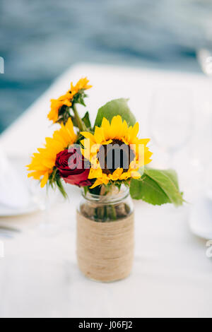 Sonnenblumen in einem Topf auf dem Tisch, in einer Vase. Stockfoto