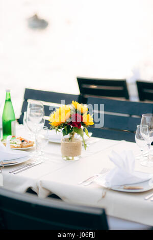 Sonnenblumen in einem Topf auf dem Tisch, in einer Vase. Stockfoto