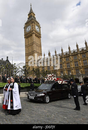 Der Leichenwagen tragen den Sarg des Pc Keith Palmer verlässt Westminster Kapelle St. Maria Undercroft in London auf dem Weg nach Southwark Cathedral nach über Nacht ruhen. Stockfoto