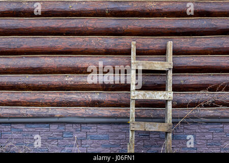 Neutralem Hintergrundwand von Rundholz von Seilen und ein Frachtbrief strukturierte Treppe Stockfoto