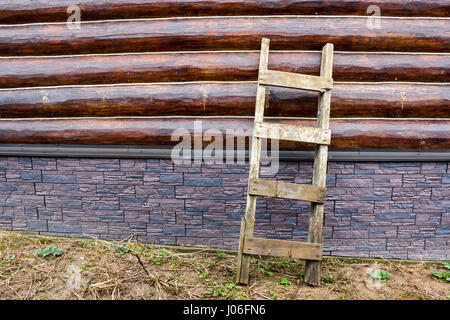 Neutralem Hintergrundwand von Rundholz von Seilen und ein Frachtbrief strukturierte Treppe Stockfoto