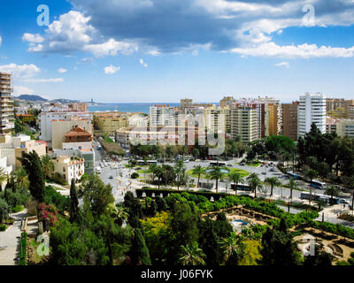 Blick auf die Stadt Málaga, mit Blick auf die Jardines de Pedro Luis Alonso und die Plaza de Torros (Stierkampfarena) (Mitte), Andalusien, Spanien Stockfoto
