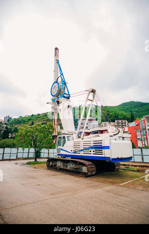 Maschine zum Stapeln. Baumaschinen auf dem Gelände für den Bau eines Hauses. Stockfoto