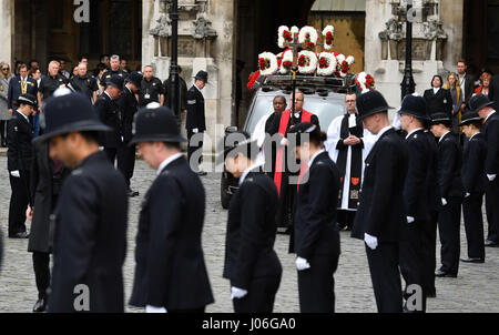 Der Leichenwagen tragen den Sarg des Pc Keith Palmer verlässt Westminster Kapelle St. Maria Undercroft in London auf dem Weg nach Southwark Cathedral nach über Nacht ruhen. Stockfoto