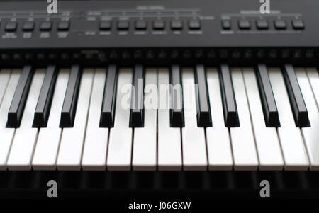 Professionelle MIDI-Tastatur-Synthesizer mit Knöpfen und Reglern. Stockfoto