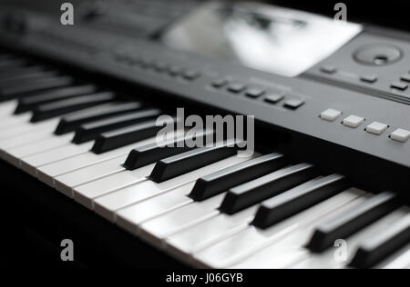 Professionelle MIDI-Tastatur-Synthesizer mit Knöpfen und Reglern. Stockfoto