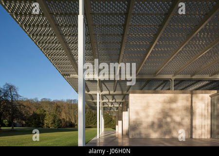 Detaillierte Ansicht mit Dachüberstand, Stahl Kolonnade und Steinfassade. Museum Voorlinden, Wassenaar, Niederlande. Architekt: Kraaijvanger Architekten Stockfoto