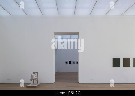 Blick durch Ausstellung Räume mit Hans-Peter Feldmann-Installation. Museum Voorlinden, Wassenaar, Niederlande. Architekt: Kraaijvanger Architekten, 20 Stockfoto