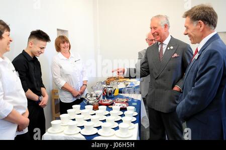 Der Prince Of Wales trifft Mitarbeiter öffnet er das neue Whitehaven Foyer, eine Charity-Partnerschaft bietet Unterkunft und Support-Services für lokale Jugendliche im Gehäuse müssen bei einem Besuch in Whitehaven in Cumbria. Stockfoto