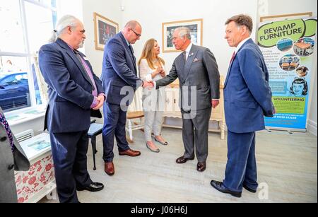 Der Prince Of Wales trifft Mitarbeiter öffnet er das neue Whitehaven Foyer, eine Charity-Partnerschaft bietet Unterkunft und Support-Services für lokale Jugendliche im Gehäuse müssen bei einem Besuch in Whitehaven in Cumbria. Stockfoto