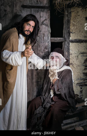 Bibel-Szene historisches Reenactment spielen mit einem Lepra-Mann Stockfoto