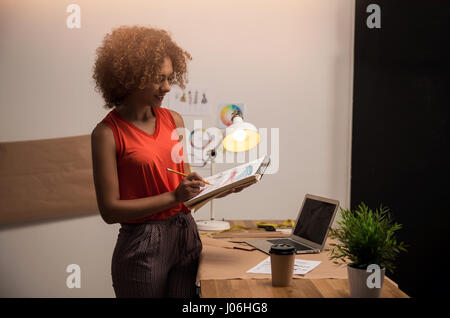 Eine junge Modedesignerin arbeitet an ihrem atelier Stockfoto